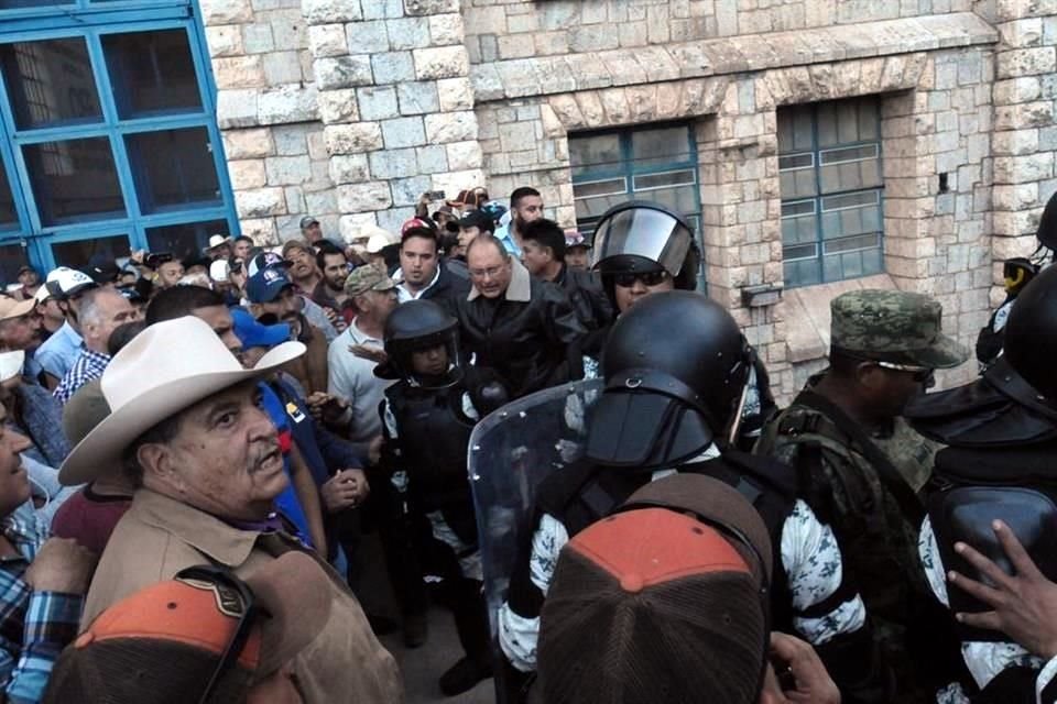 La movilización de los agricultores se registró luego de que militares fueron enviados a la presa.