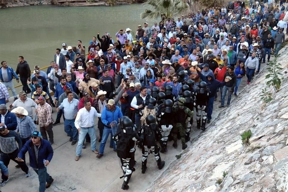 Productores agrícolas y habitantes de San Francisco de Conchos y Camargo, Chihuahua, tomaron la presa La Boquilla, que era vigilada por elementos de la Guardia Nacional.