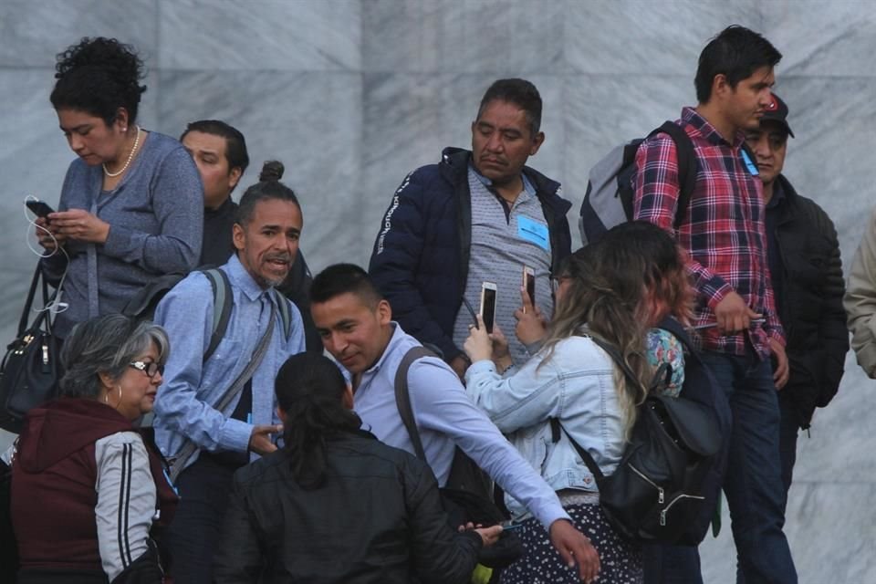 El cantante Rubén Albarrán acompañó a miembros de la Asociación Agua para Todos, durante un mitin frente al Palacio Legislativo de San Lázaro.