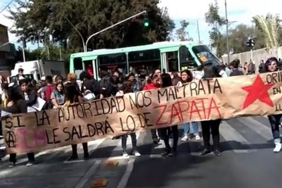 La medida se acordó en una asamblea que se convocó a las 13:00 horas, por lo que cerca de 500 estudiantes se encuentran obstruyendo la vialidad con pancartas.