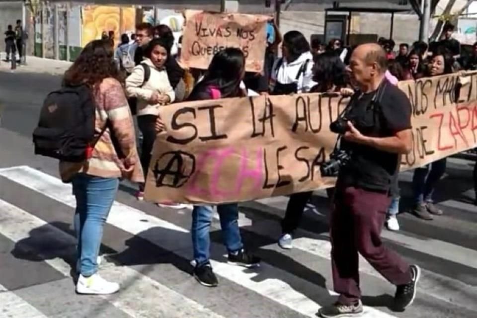 Elementos de tránsito de la Policía capitalina se han acercado a dialogar con los manifestantes.