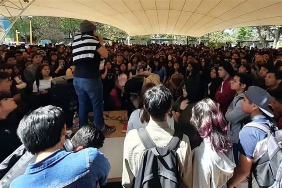 La medida se acordó en una asamblea que se convocó a las 13:00 horas, por lo que cerca de 500 estudiantes se encuentran obstruyendo la vialidad con pancartas.