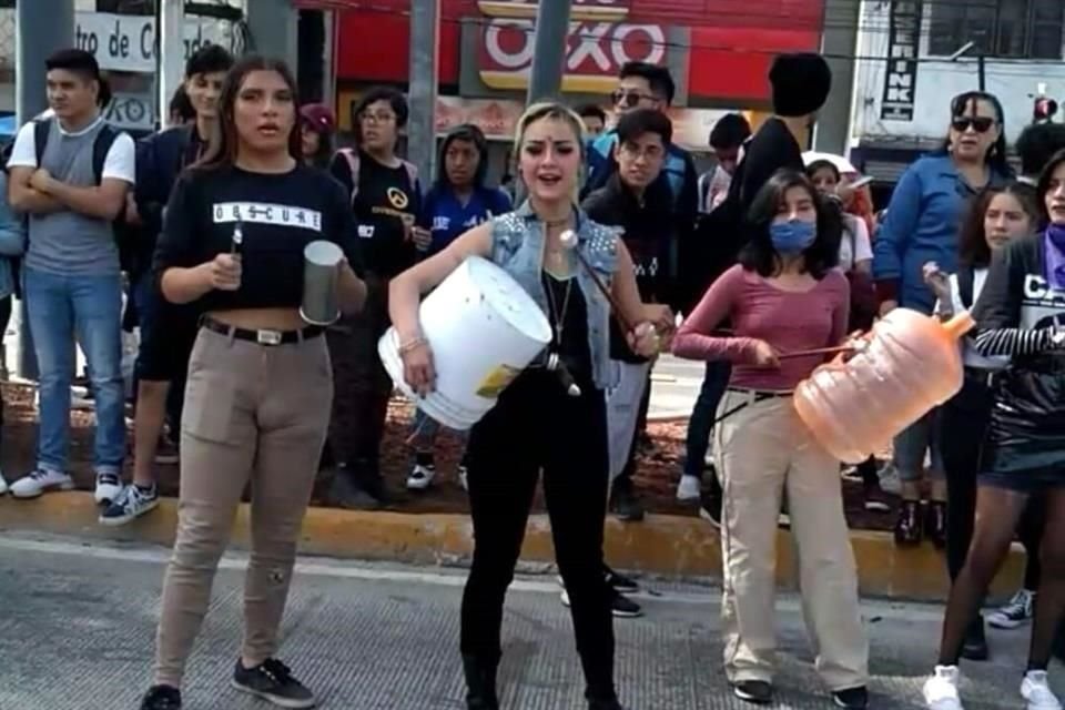 Los alumnos exigen el cumplimiento del pliego petitorio entregado a autoridades escolares.