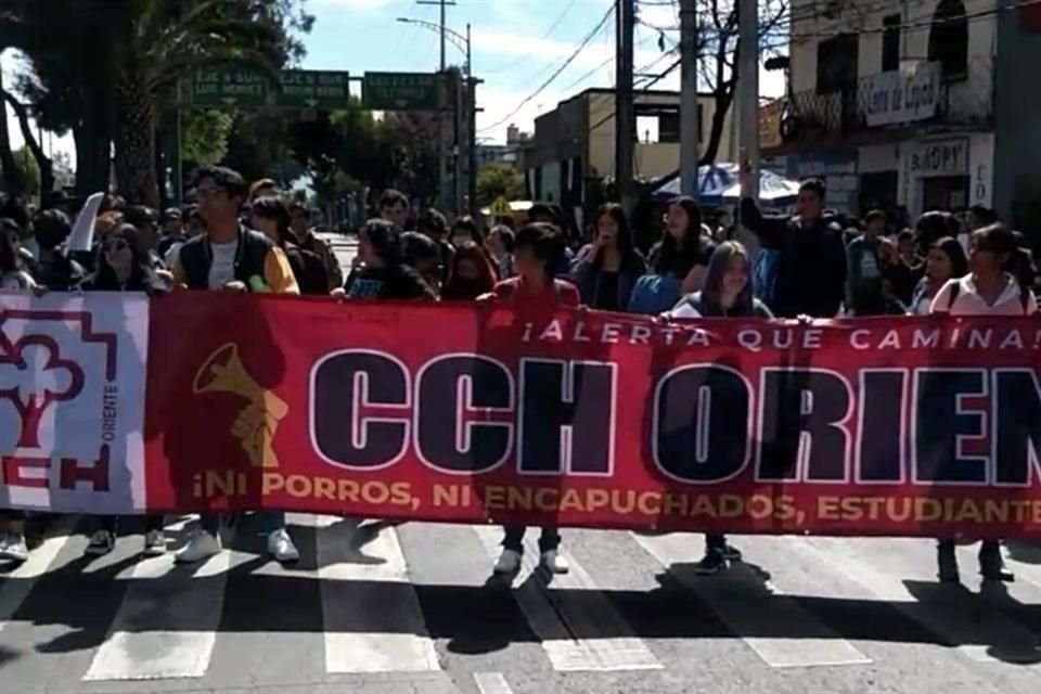 En el bloqueo suenan tambos y cacerolas, entonan himnos feministas y reparten volantes entre peatones y automovilistas.