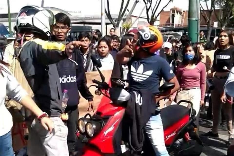 Elementos de tránsito de la Policía capitalina se han acercado a dialogar con los manifestantes.