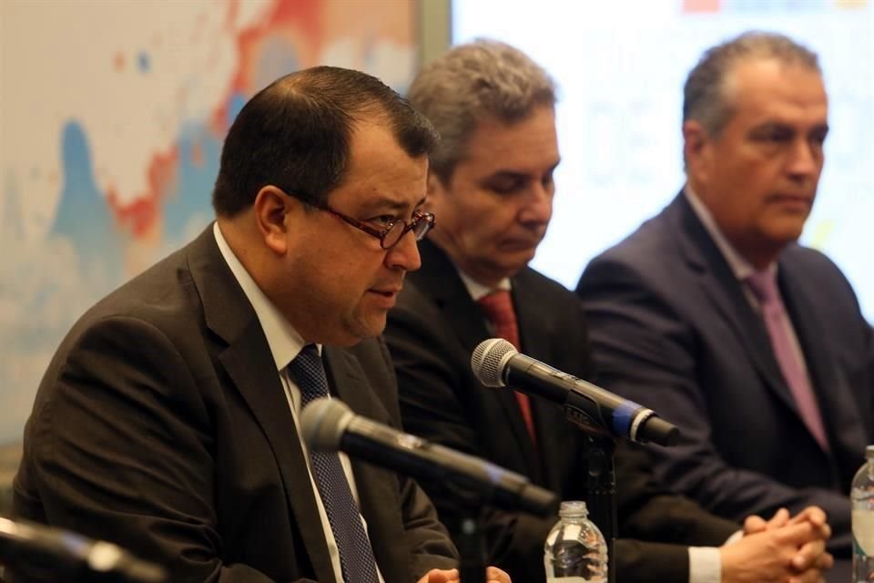 Guillermo Cervantes, presidente de Expo Guadalajara; Gustavo Staufert, director de la OVC de Guadalajara, y Jaime Salazar Figueroa, presidente del Consejo Mexicano de la Industriade Reuniones.