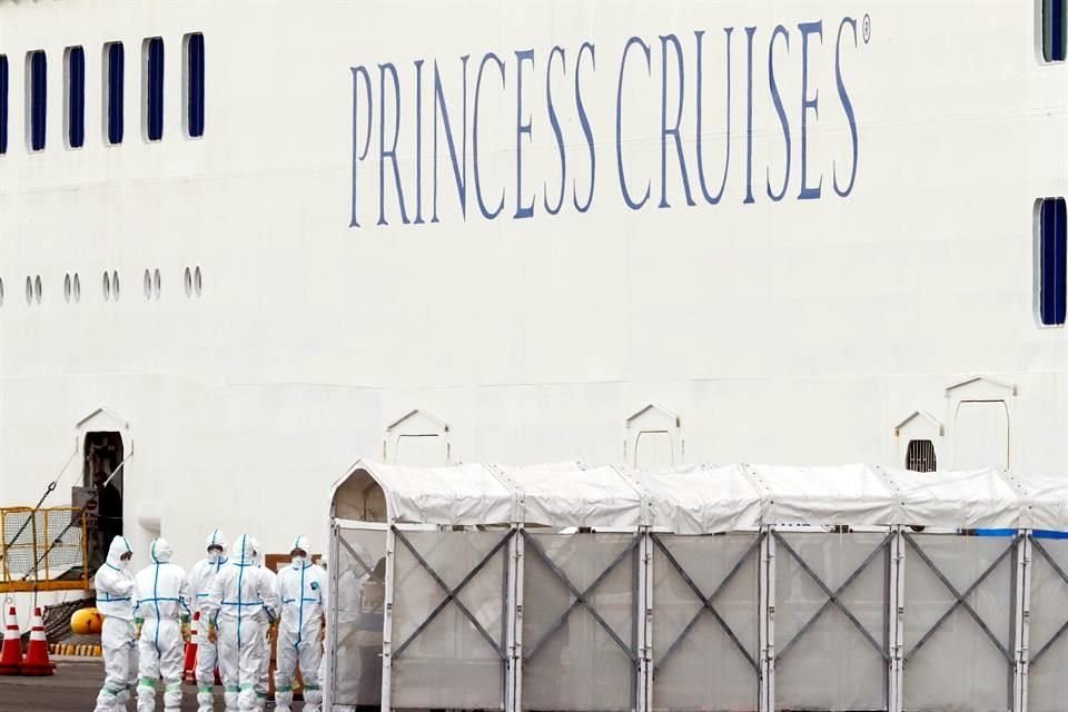 Japón elevó a 61 cifra de casos de coronavirus en crucero en cuarentena atracado en puerto de Yokohama tras detectar 41 nuevos infectados.