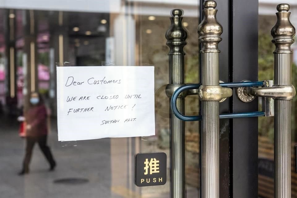 Letrero de aviso de cerrado en un restaurante en Guangzhou, Provincia de Guangdong, China.