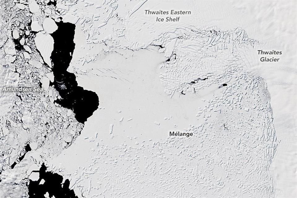 Imagen de la NASA que muestra el derretimiento de glaciares en la Antártida.