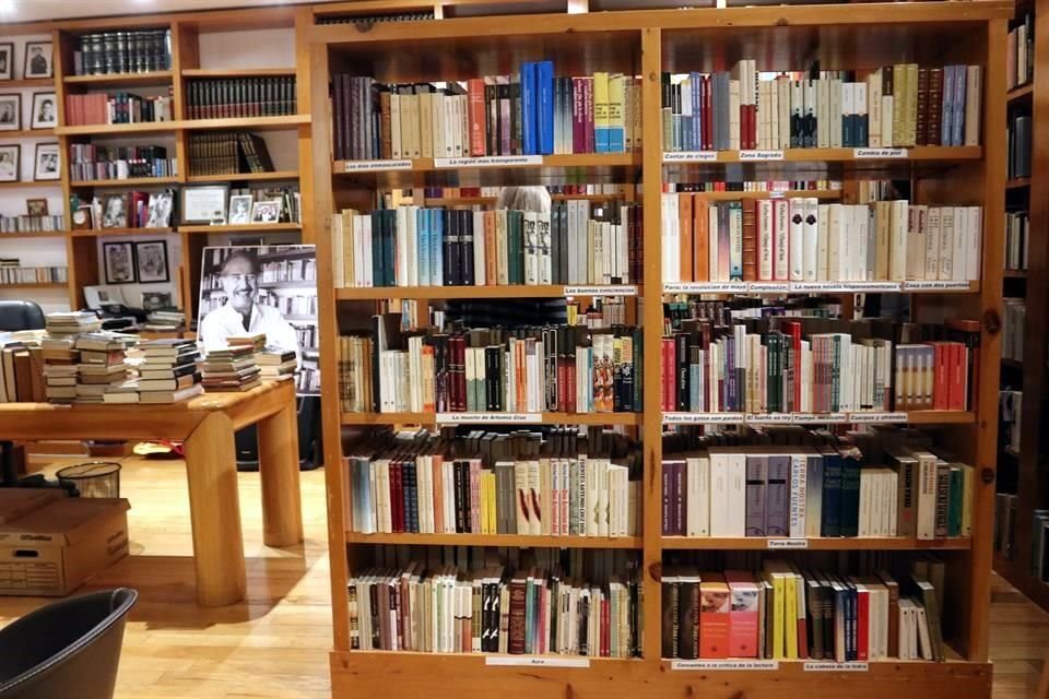 La biblioteca de Carlos Fuentes en su casa en San Jerónimo Lídice.