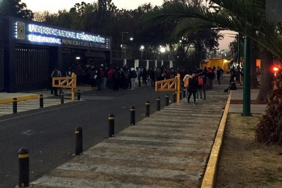 Alrededor de las 14:30 horas, unos 15 estudiantes se aproximaron a encapuchados para leerles un plan de acción que aseguraron fue elaborado por jefes de grupo de cuarto, quinto y sexto semestre.