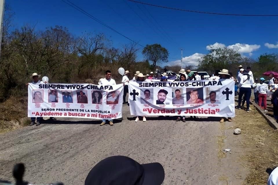 El contingente avanza hacia el zócalo de Chilapa en donde habrá un mitin.