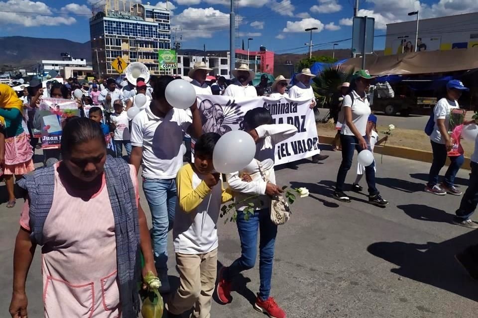 En la marcha caminan familiares de personas asesinadas y desaparecidas.