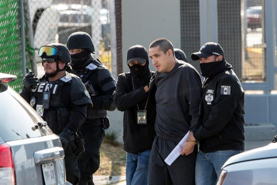 A minutos de salir del penal del Altiplano en Almoloya, Edomex, Oscar Andrés 'El Lunares' fue reaprehendido por delito de secuestro exprés.