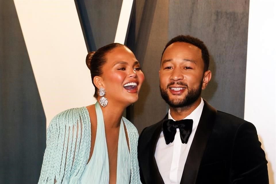 La modelo Chrissy Teigen y el músico John Legend bromearon al paso por la alfombra de la fiesta de Vanity Fair.