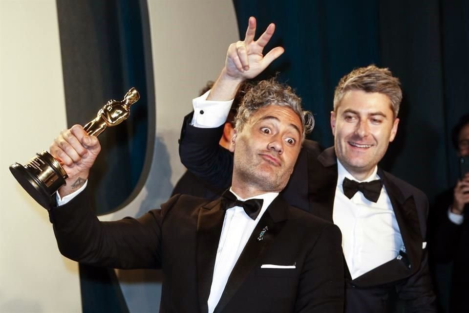 El director Taika Waititi posó una vez más con la estatuilla que ganó en el Óscar, antes de entrar a la celebración.