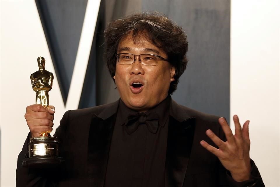 Bong Joon-Ho celebró sus triunfos junto a sus colegas directores.
