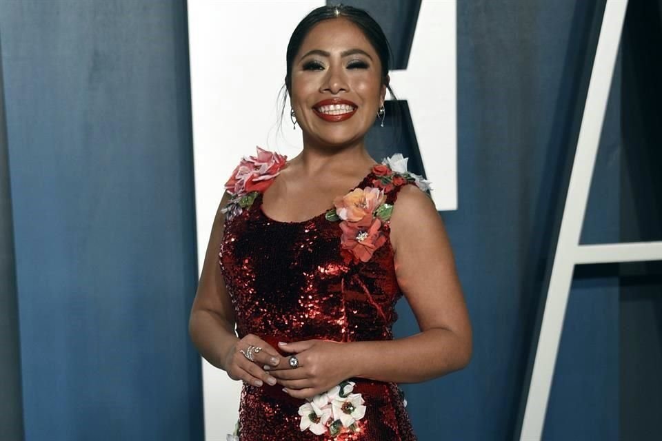 Yalitza Aparicio asistió en un Dolce Gabanna a la fiesta de Vanity Fair.