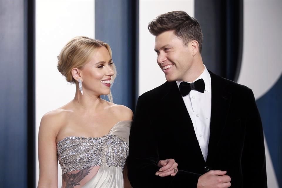 Scarlett Johansson y Colin Jost posaron del brazo; ella cambió de vestido por un Oscar de la Renta.