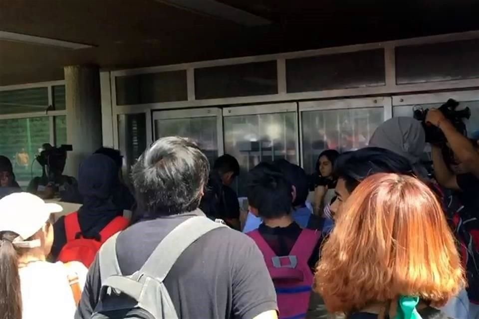 Los jóvenes afuera de la entrada del edificio.