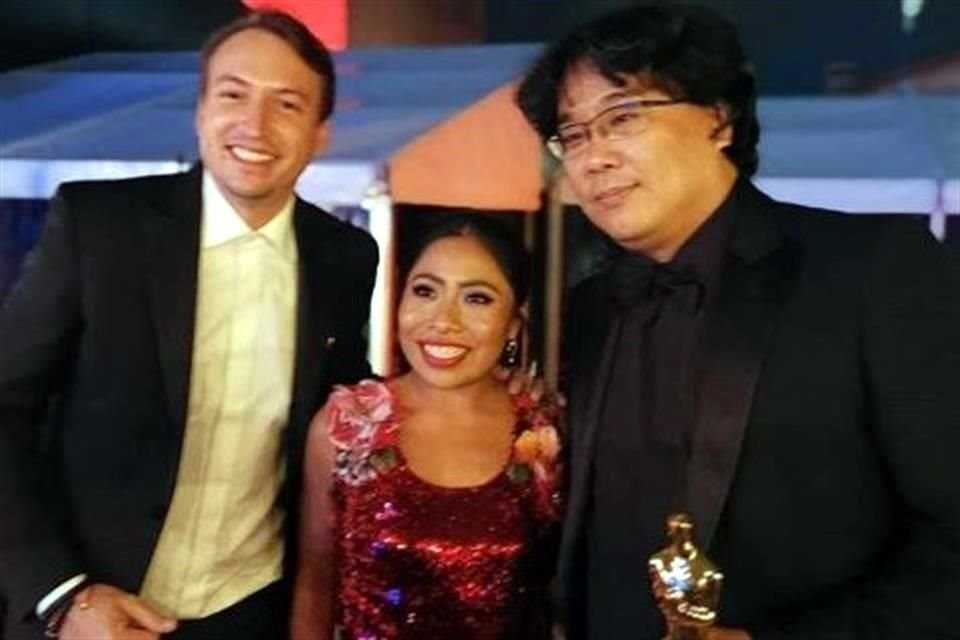 Yalitza Aparicio posó junto  a Bong Joon-ho, director de 'Parásitos'.