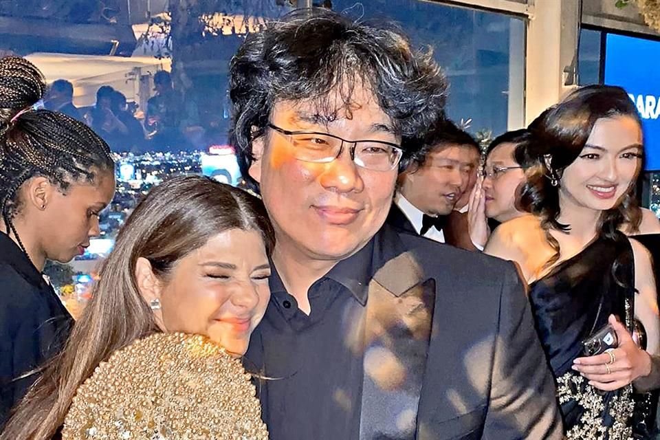 Marisa Tomei no se quiso quedar sin su foto con Bong Joon-Ho.