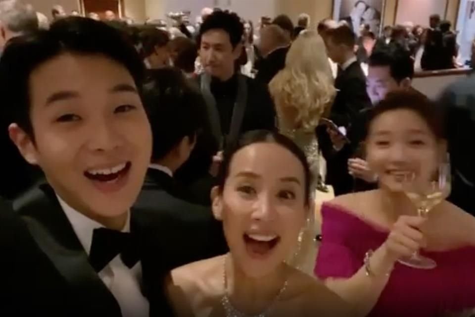 Los actores de Parásitos Choi Woo-shik, Cho Yeo Jeong y Park So-dam disfrutaron de la fiesta.