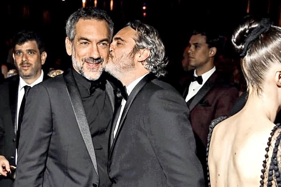 Joaquin Phoenix le dio un beso a Todd Phillips, director de 'Guasón'.