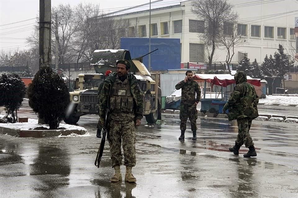 Sodados del Ejército nacional llegan al sitio de la explosión cerca de la academia militar en Kabul, Afghanistan.