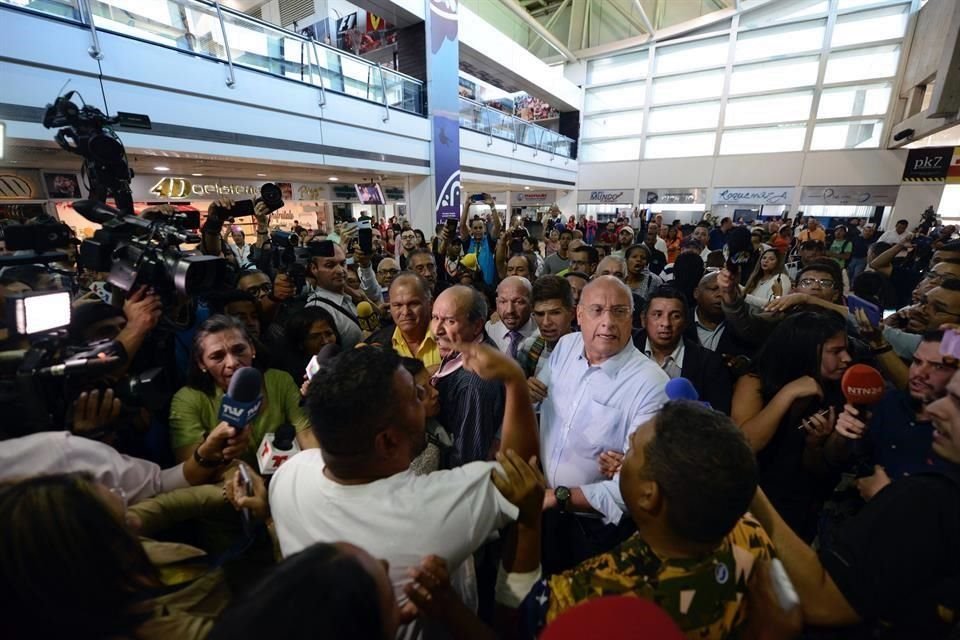 Diputados opositores fueron confrontados por manifestantes chavistas en el Aeropuerto Internacional Simón Bolívar.