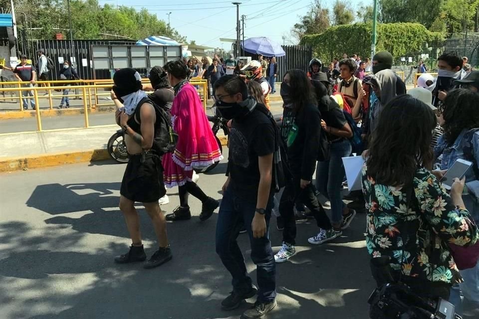 Los estudiantes realizaron una marcha para acudir a entregar el pliego a Rectoría.