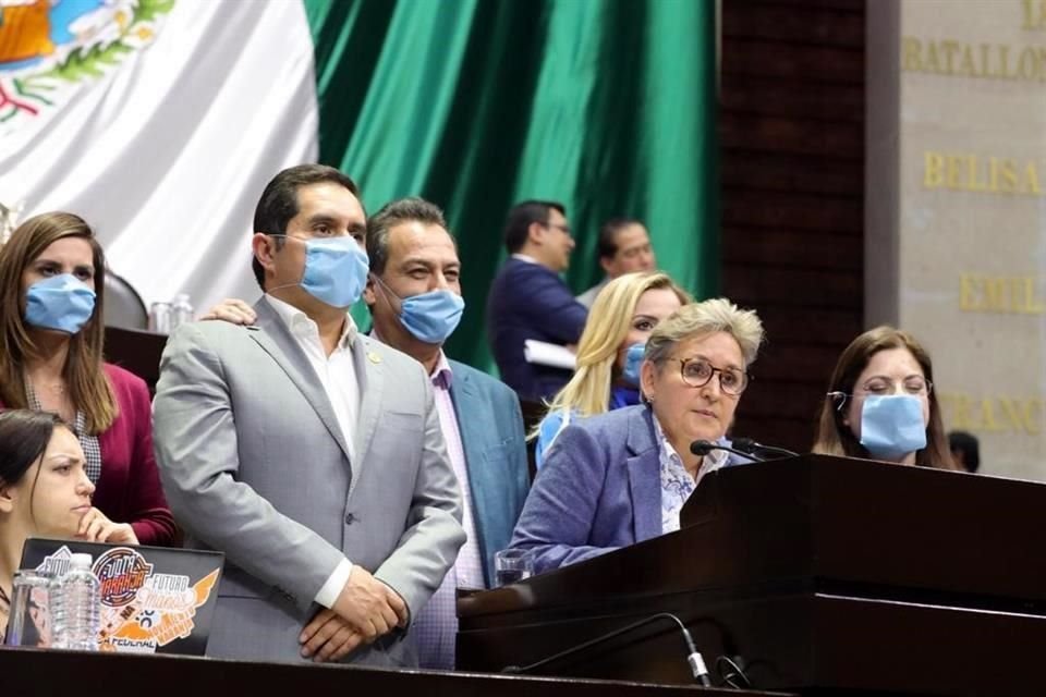 La diputada priista Frinné Azuara Yarzábal en su posicionamiento, en compañía de varios correligonarios.