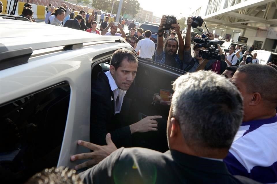 Guaidó aborda un vehículo al salir del aeropuerto, donde fue recibido con protestas.