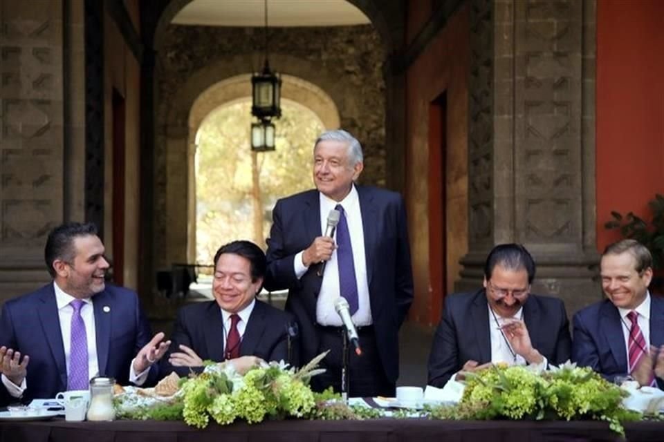 El Mandatario en un encuentro con los legisladores en Palacio Nacional.