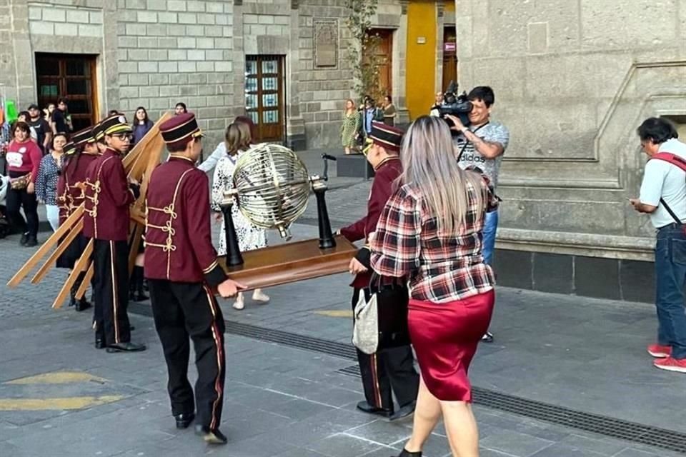 Dos niños gritones de la Lotería Nacional ingresaron al Palacio Nacional.