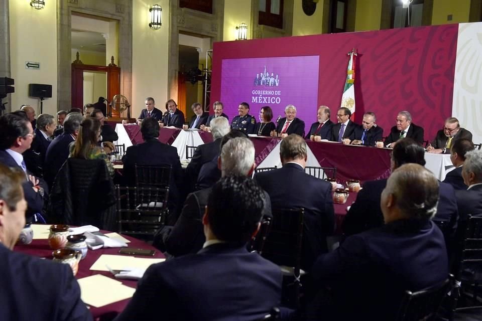 El Presidente AMLO se reunió con empresarios para venderles 'cachitos' de la rifa.