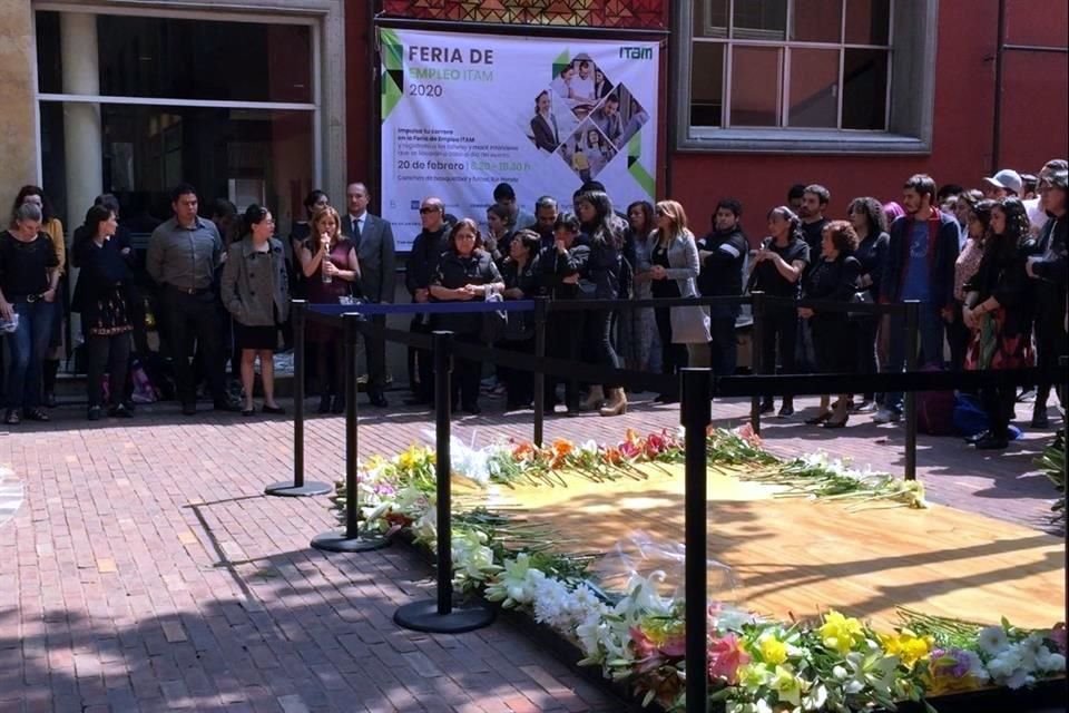 En la Plaza Roja del ITAM, los alumnos colocaron flores para homenajear a Ernesto Carreón.