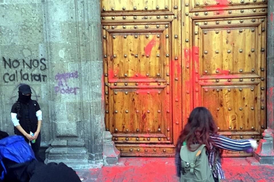 las manifestantes aventaron globos con pintura rosa a la puerta de Palacio Nacional.