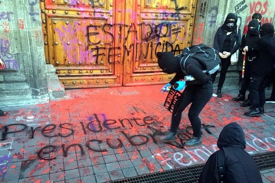 Una puerta de Palacio Nacional fue pintada durante la protesta del viernes pasado.