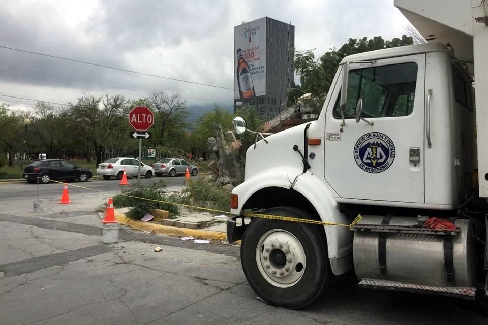 Un camión con el logotipo de Agua y Drenaje transporta escombro de una construcción privada en la Colonia Tecnológico.
