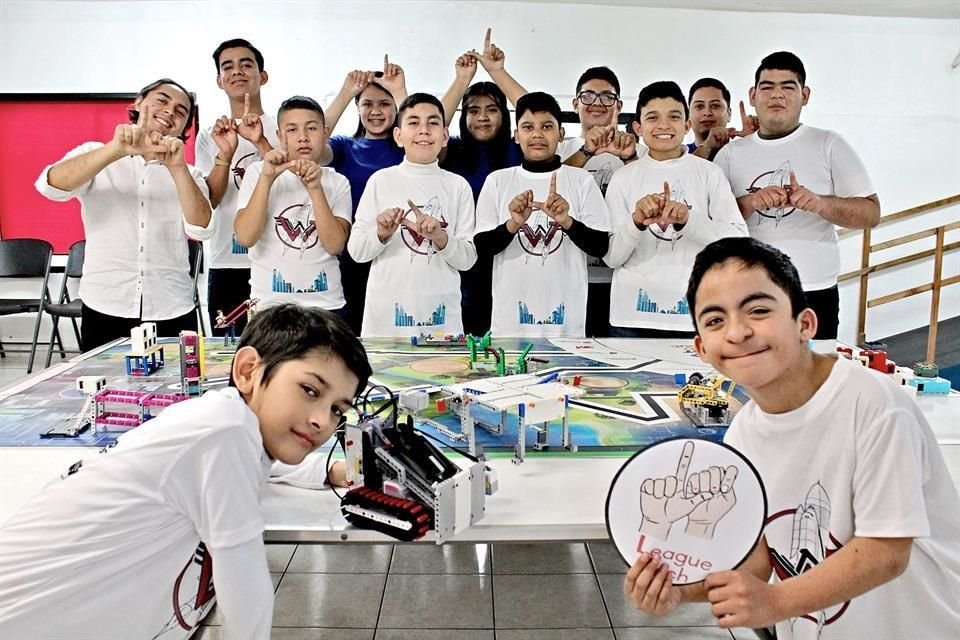 Los chicos de 'League Tech' y sus coaches en las instalaciones de IDIS signan la 'L' y la 'T' en lengua de señas mexicana.