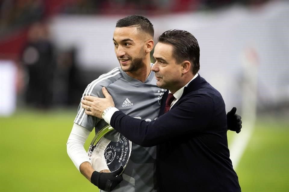 Hakim Ziyech, quien en días pasados se informó que pasará al Chelsea, recibió un reconocimiento por sus 150 partidos