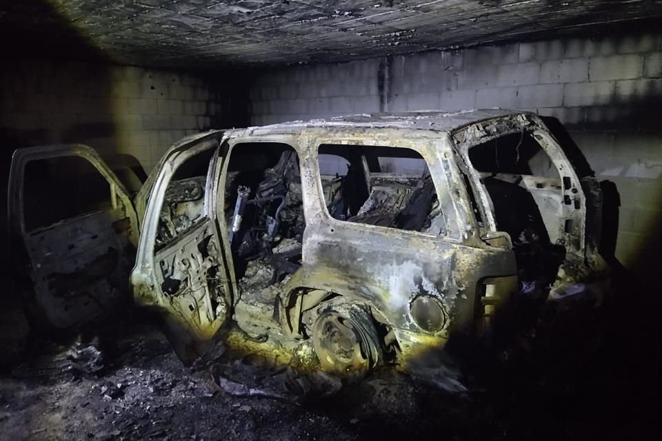 En el interior del búnker se encontró una camioneta incendiada.