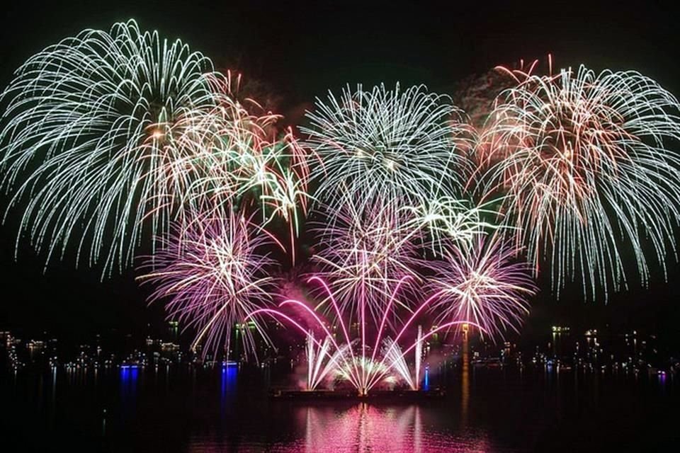 Durante tres noches a finales de julio, el cielo sobre la Bahía Inglesa se ilumina con el festival de fuegos pirotécnicos.