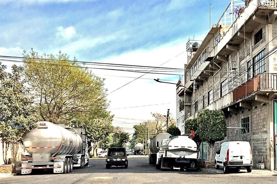 Calle Maclovio Herrera 97. Col. Revolución. Inmueble sin razón social con orificio en la pared por donde salen las mangueras.