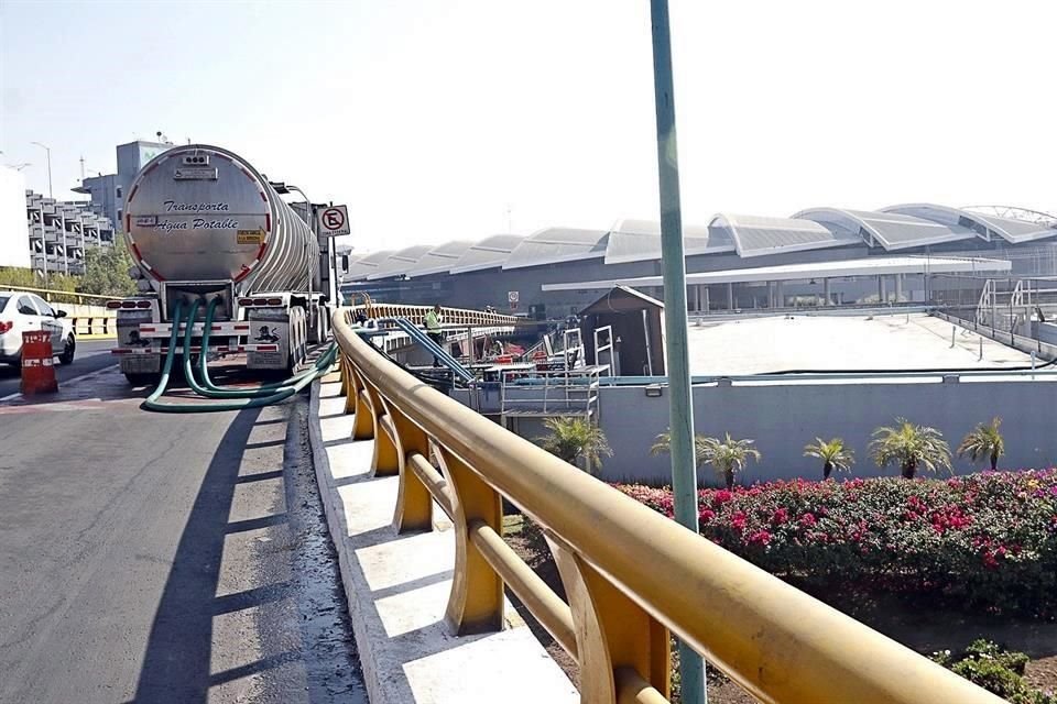 Un carril de la Avenida Capitán Carlos León es cerrado para descargar agua.