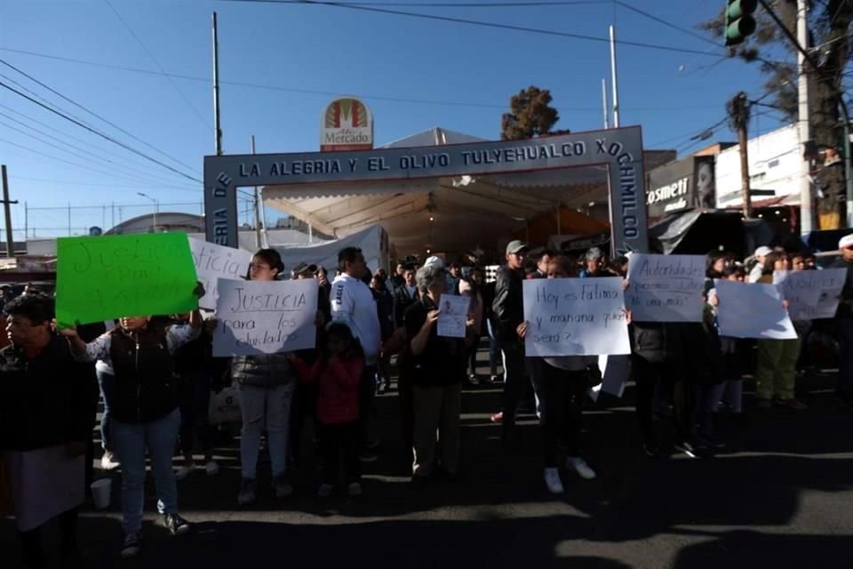 Además de exigir #JusticiaParaFátima afuera del plantel donde estudiaba la menor de 7 años asesinada, en Tulyehualco, padres de familia bloquearon el cruce de División del Norte y Tláhuac-Tulyehualco.