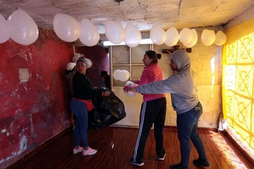 Mientras sus padres acudieron al Incifo a identificar el cuerpo de Fátima, familiares acondicionan su casa para velarla, en San Sebastián Tulyehualco.