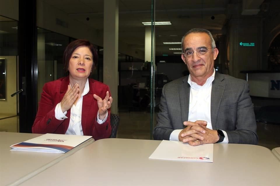 Carla Suárez Flores, presidenta de Comecarne, y Luis Lauro González Alanís, presidente de Conafab.