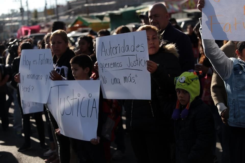 Vecinos de Santiago Tulyehualco, en Xochimilco, y padres de familia de la Primaria Enrique C. Rébsamen, donde estudiaba Fátima, se manifestaron contra el feminicidio de la menor.